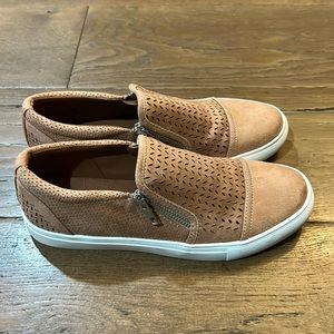 REPORT tan shoes with silver zippers